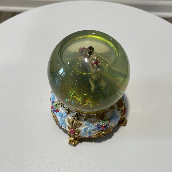 Vintage 1991 Cape Craftsmen Snow globe plays  Carousel Waltz collectible - Picture 4 of 14